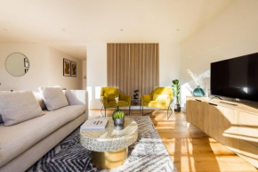 The Crystal Quarters - Modern & Bright 2BDR Apartment